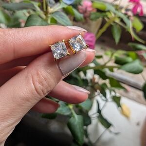 Avaria Elegant Gold Earrings